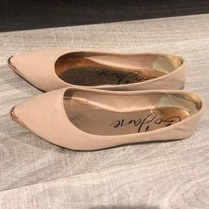 Beige/rose gold flats